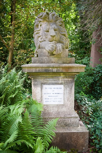 Lion on the tomb of George Wombwell.